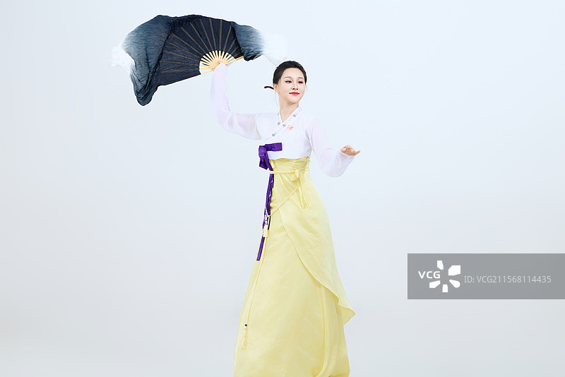 表演中国延边朝鲜族传统舞的美丽舞者图片素材