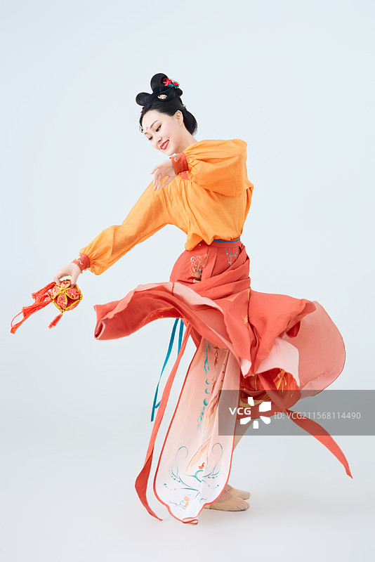 穿着古代唐朝服饰妆造表演古典舞的美丽舞者图片素材