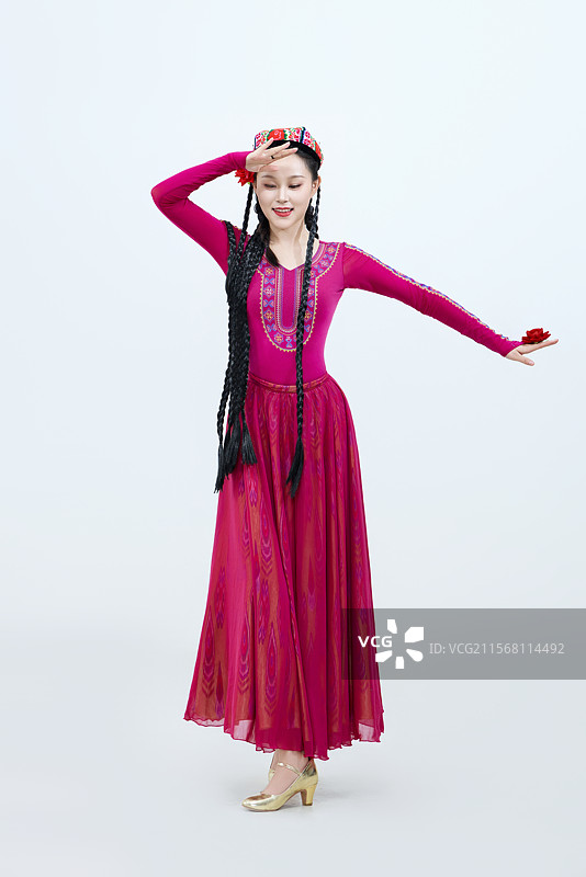 表演中国新疆维吾尔族传统舞蹈的美丽舞者图片素材
