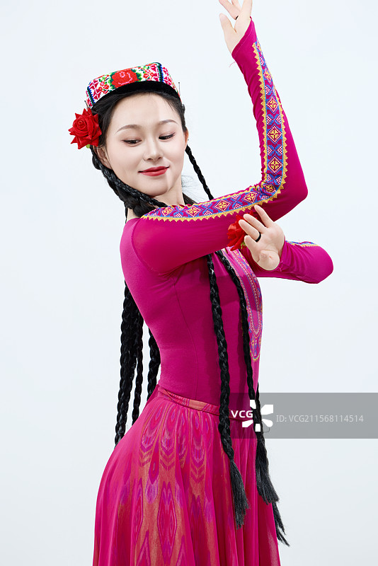 表演中国新疆维吾尔族传统舞蹈的美丽舞者图片素材