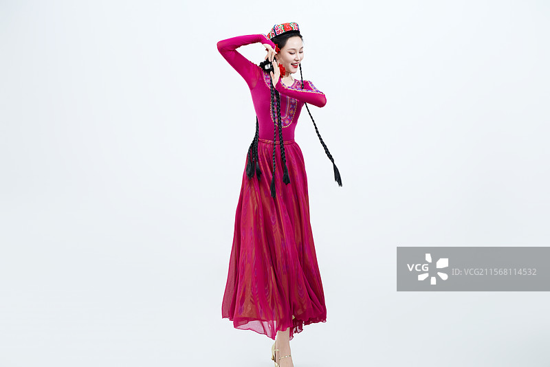 表演中国新疆维吾尔族传统舞蹈的美丽舞者图片素材