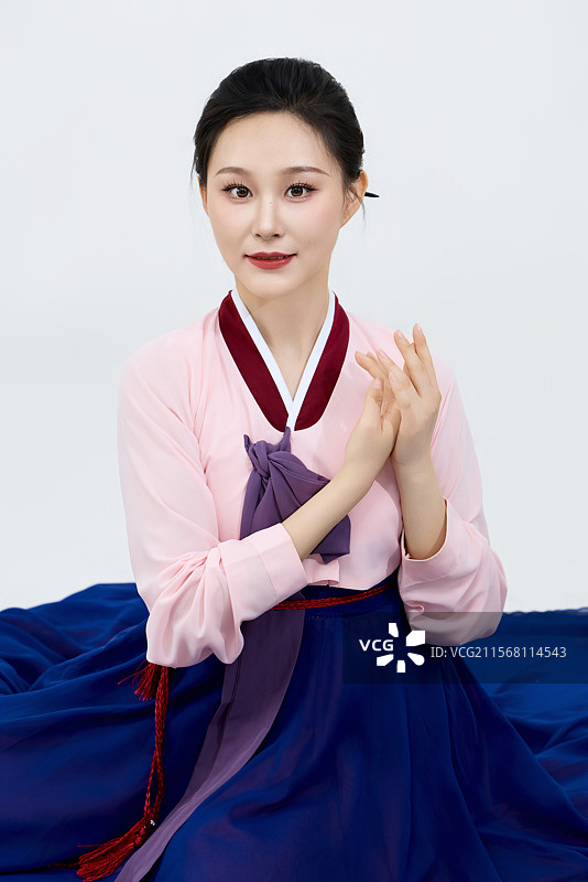 表演中国延边朝鲜族传统舞的美丽舞者图片素材