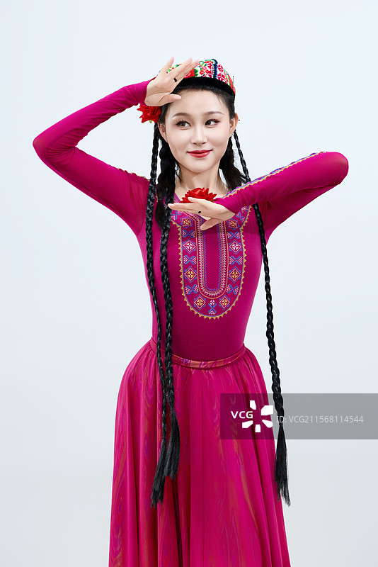 表演中国新疆维吾尔族传统舞蹈的美丽舞者图片素材