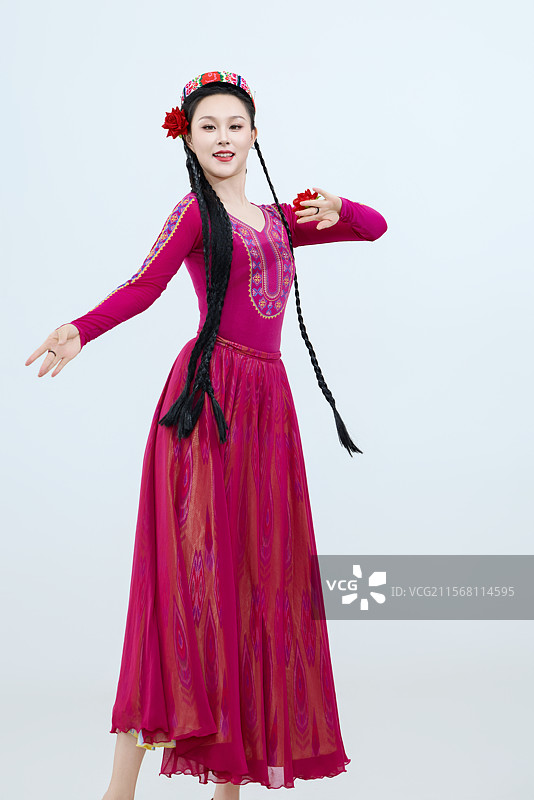 表演中国新疆维吾尔族传统舞蹈的美丽舞者图片素材