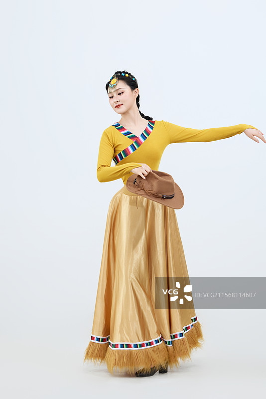 表演中国西藏藏族传统锅庄舞的美丽舞者图片素材