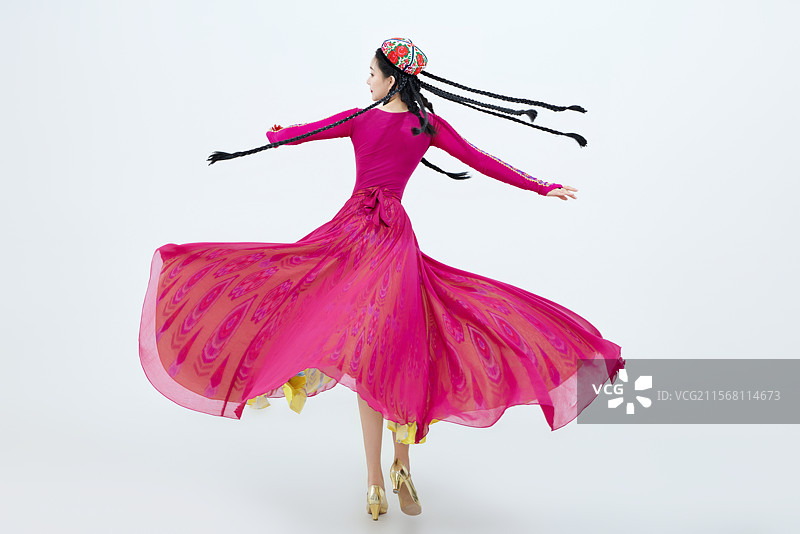 表演中国新疆维吾尔族传统舞蹈的美丽舞者图片素材