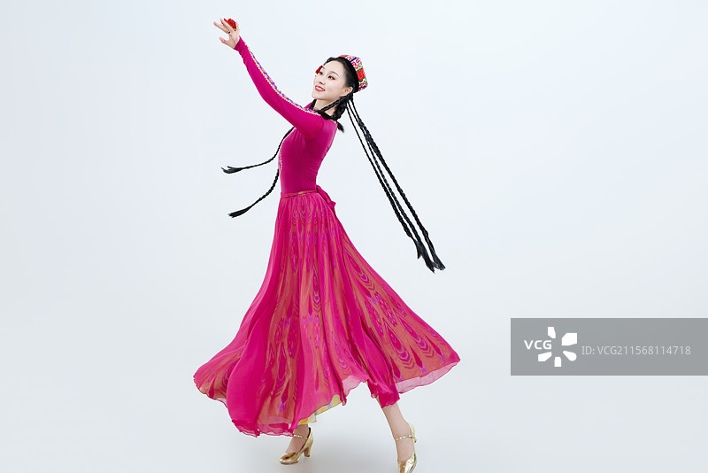 表演中国新疆维吾尔族传统舞蹈的美丽舞者图片素材