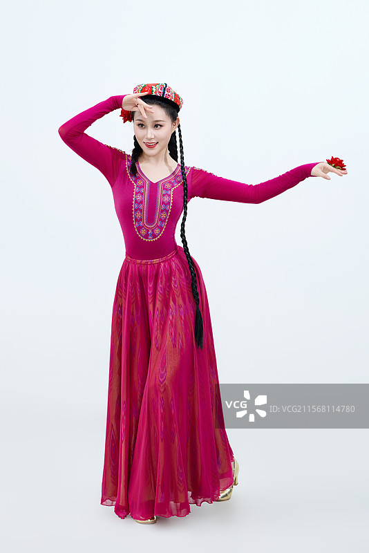 表演中国新疆维吾尔族传统舞蹈的美丽舞者图片素材