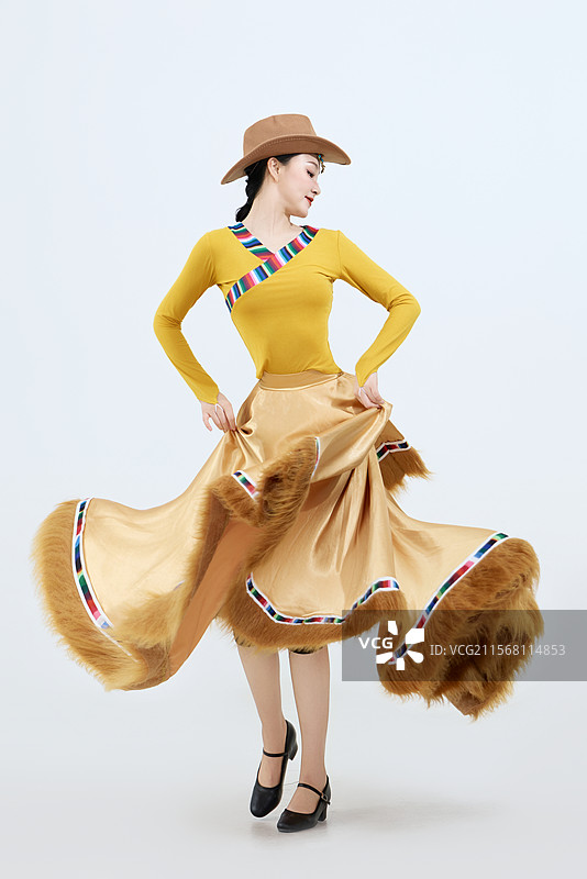 表演中国西藏藏族传统锅庄舞的美丽舞者图片素材