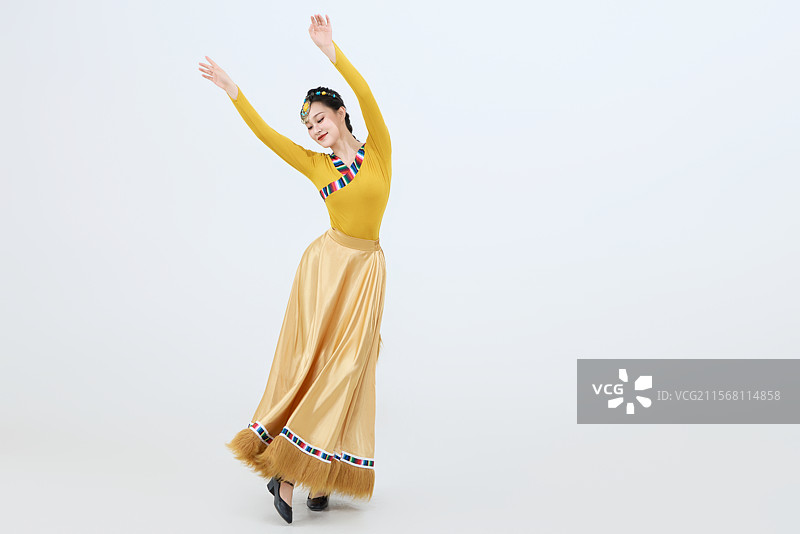 表演中国西藏藏族传统锅庄舞的美丽舞者图片素材