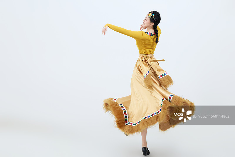 表演中国西藏藏族传统锅庄舞的美丽舞者图片素材