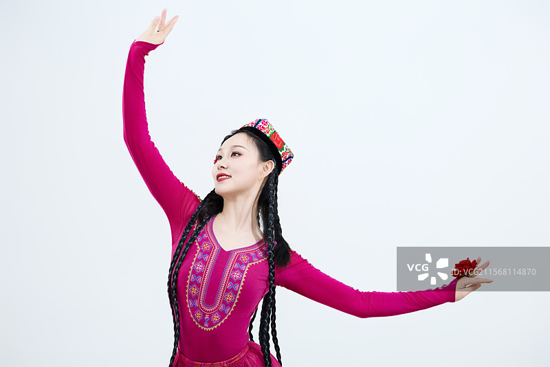 表演中国新疆维吾尔族传统舞蹈的美丽舞者图片素材