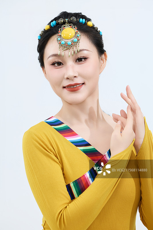 表演中国西藏藏族传统锅庄舞的美丽舞者图片素材