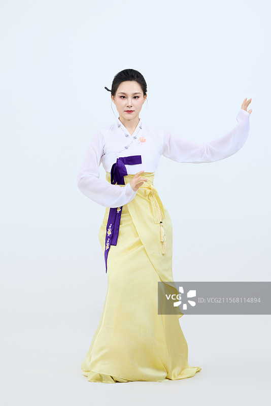 表演中国延边朝鲜族传统舞的美丽舞者图片素材