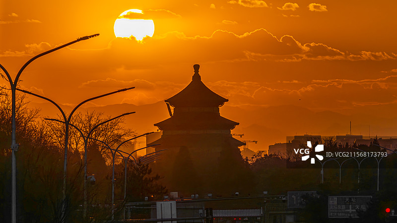 北京落日的天坛历史与街道车流图片素材