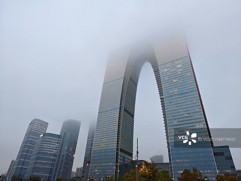 雾中天际线：东方之门的神秘面纱图片素材