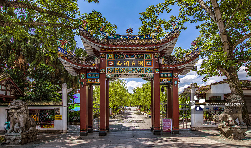 充满福建传统建筑元素的古朴庄重的福州市西湖公园南大门的正面图图片素材