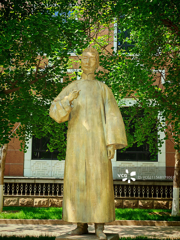 中国现代文学馆新落成的鲁迅先生雕像图片素材
