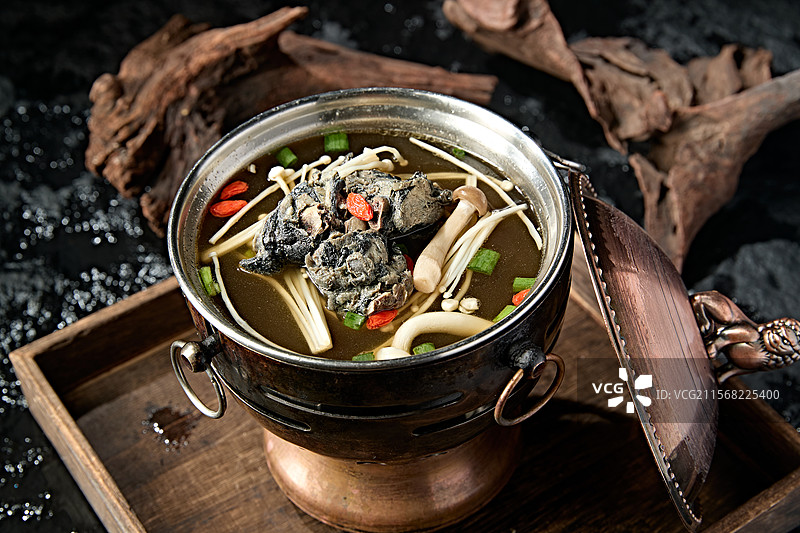 迷你小火锅乌鸡肉山珍菌汤锅底图片素材
