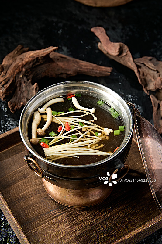 迷你小火锅山珍菌汤锅底图片素材