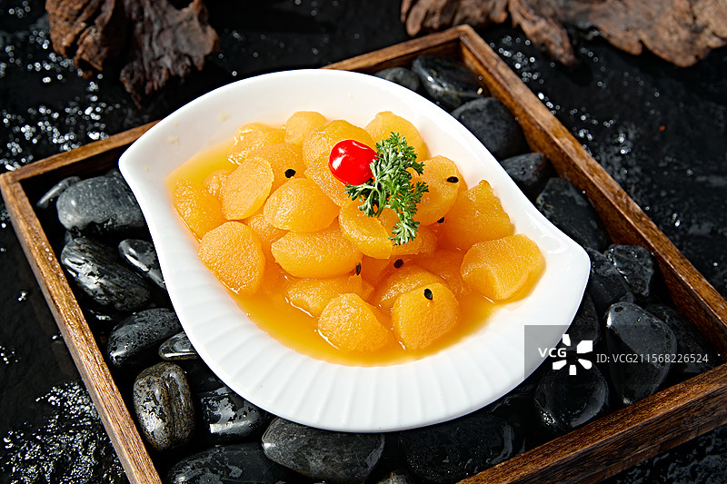 白色瓷盘装的沙棘汁雪梨图片素材