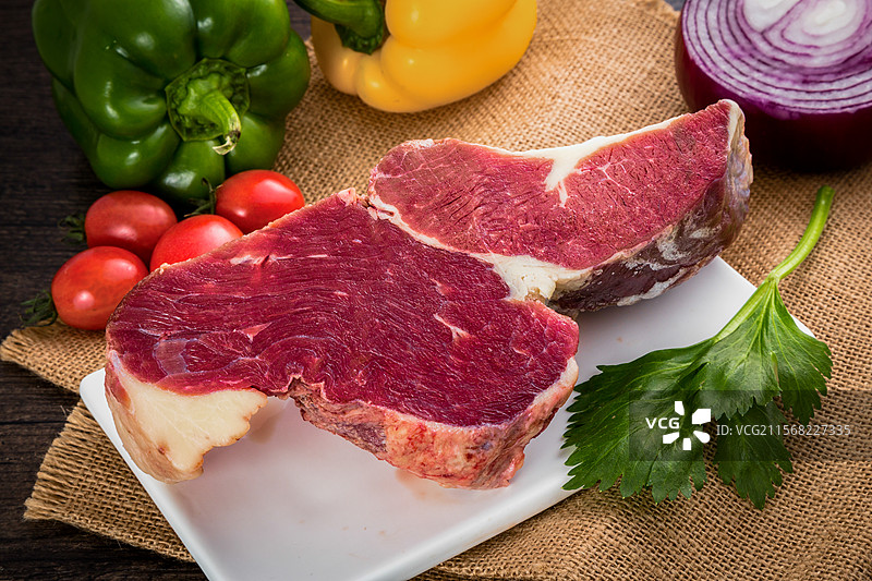 影棚拍摄进口冷鲜肉制品牛腩牛肉牛排图片素材