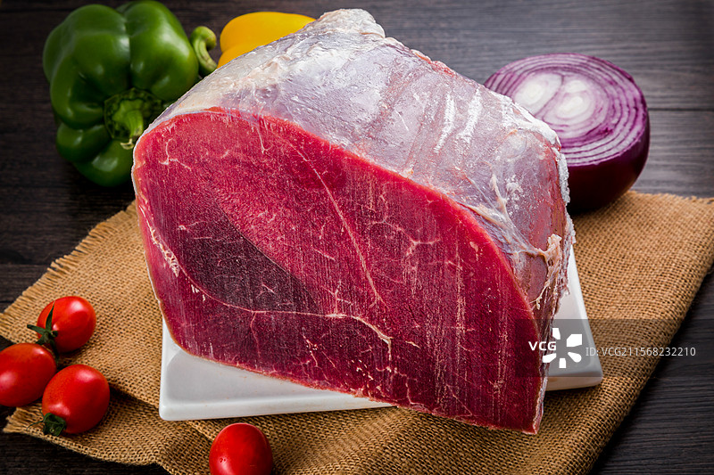 影棚拍摄进口冷鲜肉制品雪花牛排牛肉图片素材