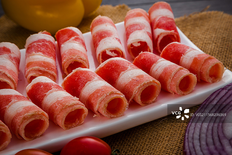 影棚拍摄进口冷鲜肉制品牛肉切片牛肉卷肥牛卷图片素材