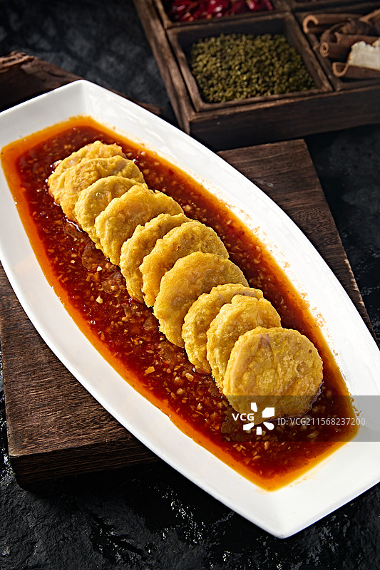 中餐津味美食油泼剁椒酱配裹面炸肉馅藕夹图片素材