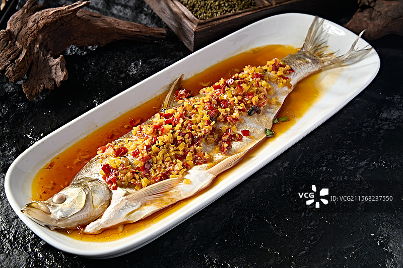 中餐湘菜豆豉剁椒蒸翘嘴白鱼图片素材