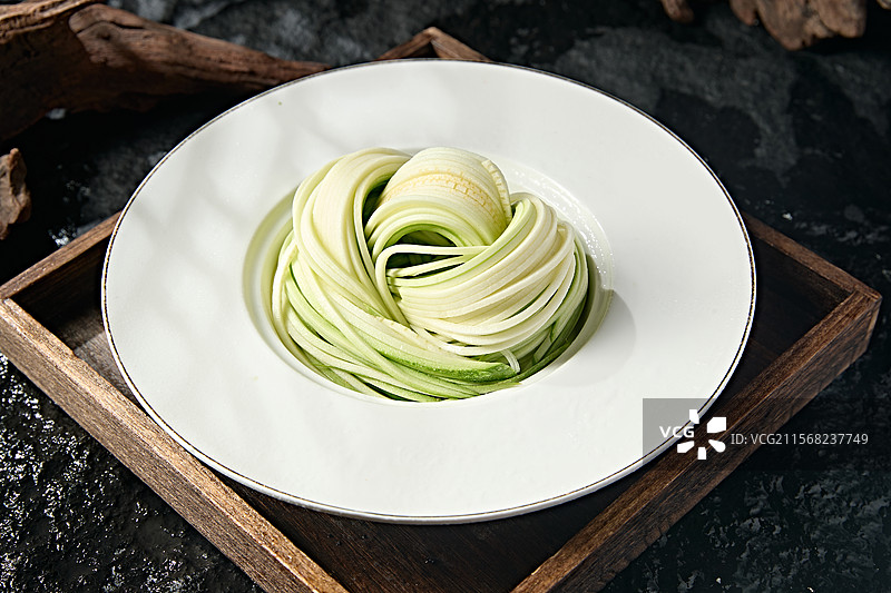 中餐精美凉菜浇汁西葫芦丝图片素材