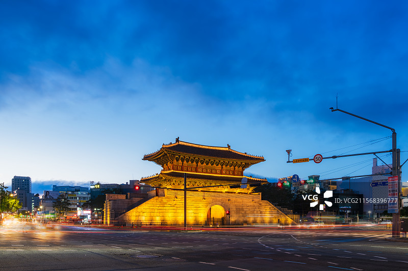 韩国首尔特别市，东大门（동대문）Dongdaemun，兴仁之门，1396年始建，文化遗产，城门，夜景图片素材