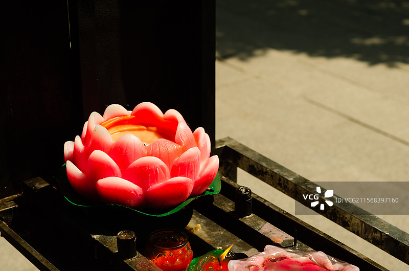 佛教莲花造型蜡烛图片素材