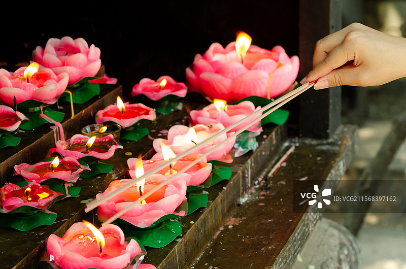 在寺庙焚香祈祷图片素材