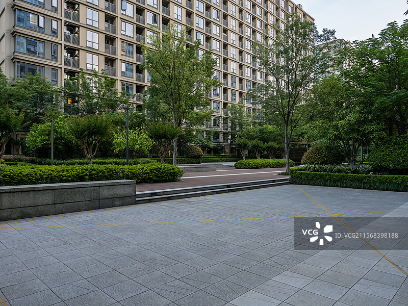 小区园区步道与绿化带环绕的高层住宅图片素材