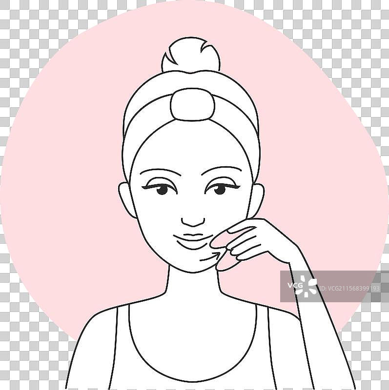 女孩使用水晶刮痧板进行下巴皮肤按摩图片素材