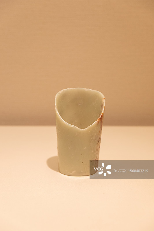 辽宁省博物馆新石器时代斜口筒形玉器图片素材