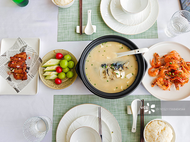 湖州 度假 民宿 ANADU 餐厅 午餐 油爆虾 鱼头豆腐汤 蒜香排骨 水果拼盘图片素材