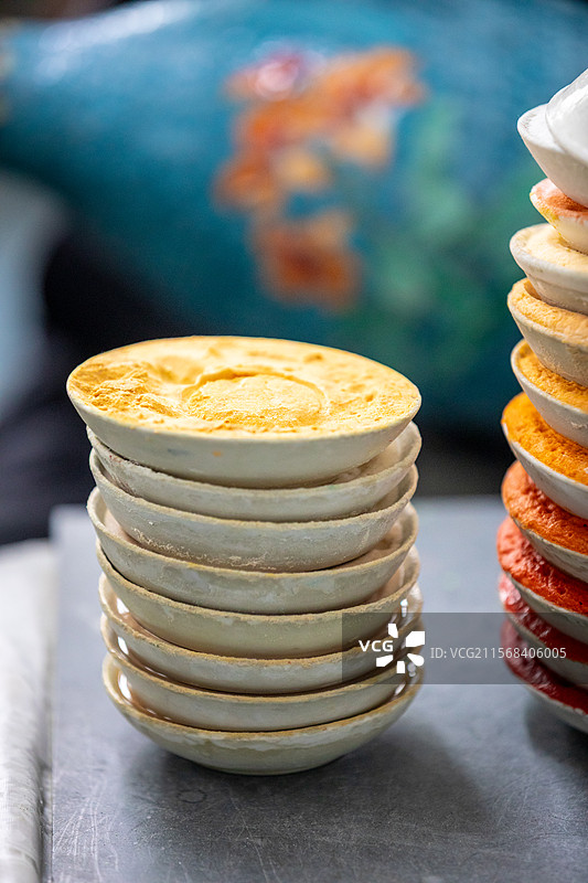 景泰蓝制作过程中的彩色矿物颜料图片素材