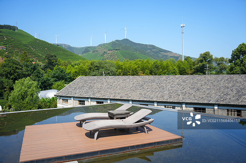 民宿 山景房 房间  阳台 躺椅 茶山 梯田 茶园 风车 风力发电机 蓝天 白云图片素材