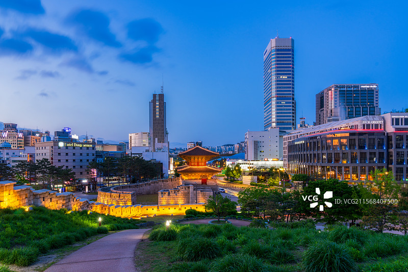韩国首尔特别市，东大门（동대문）Dongdaemun，兴仁之门，骆山公园Naksan Park，夜景图片素材