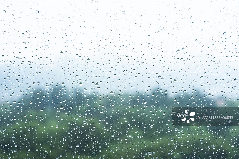 窗户上的雨滴和远山绿色图片素材