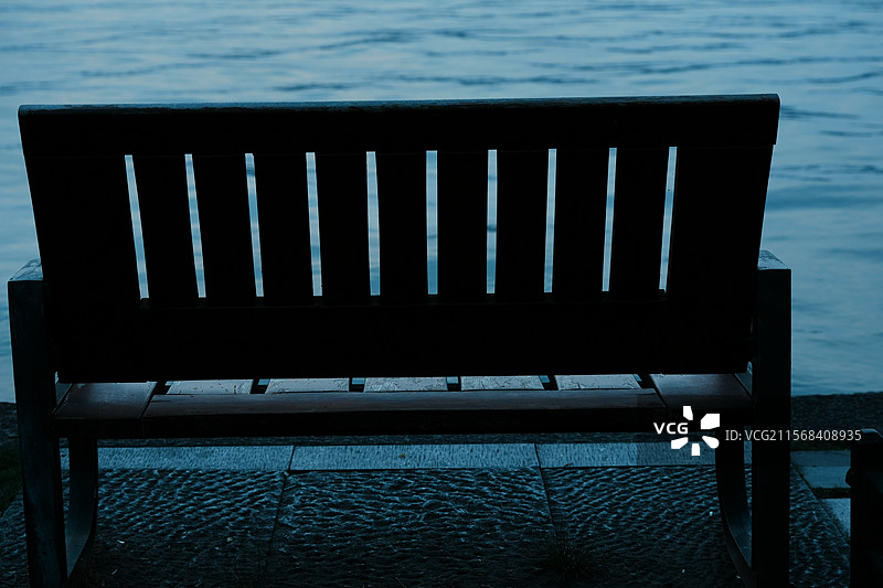 靠海的空长凳，杭州，西湖图片素材
