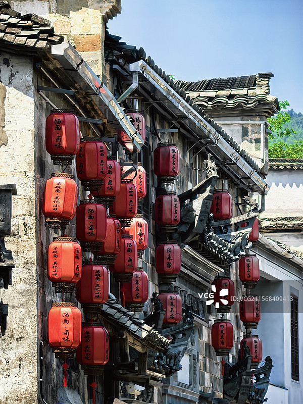 黄山宏村房檐下的红灯笼图片素材