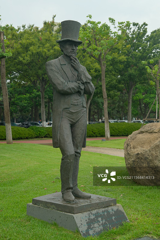 山东威海幸福公园-亚历山大·谢尔盖耶维奇·普希金雕塑图片素材