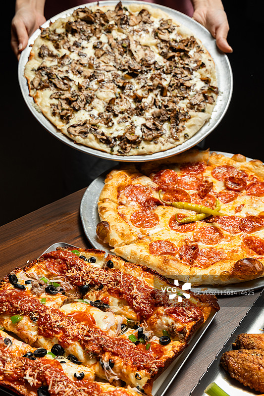 披萨比萨意大利披萨手工披萨黑松露蘑菇黑松露披萨腊肠披萨芝士披萨薄饼饼皮面饼饼烙饼马苏里拉芝士黑橄榄披图片素材