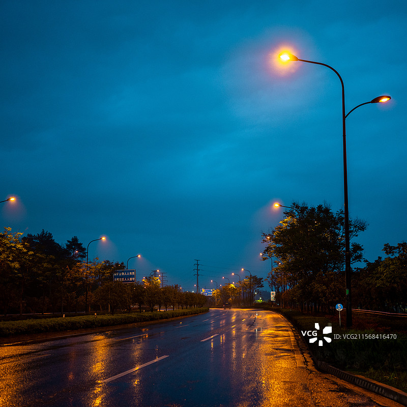 夜雨过后的光与影图片素材