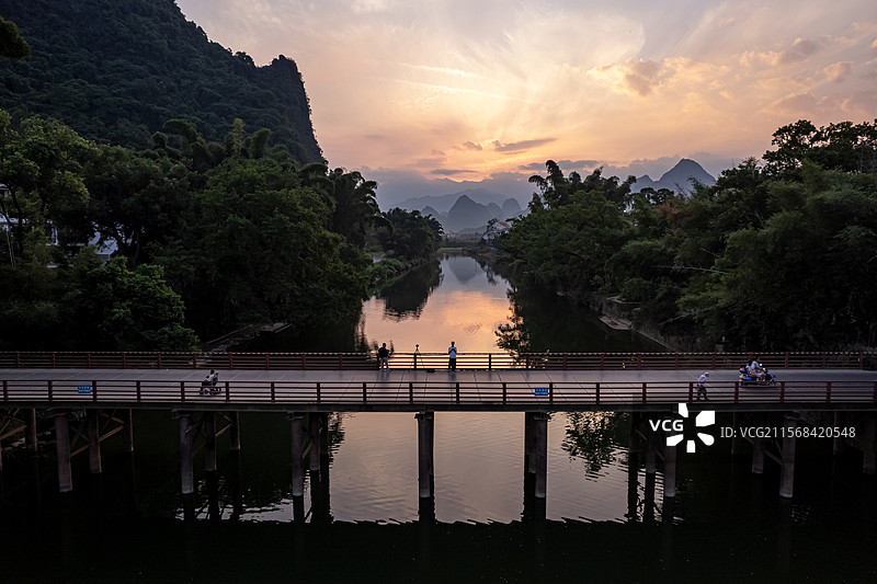 桂林阳朔大面山漓江日出图片素材