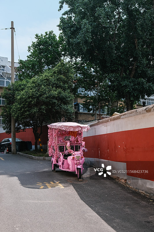 老旧小区改造工程济南老城社区美化居民生活区粉红色电动三轮车图片素材