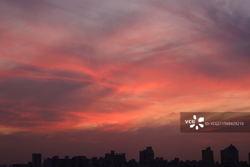 夕阳映照下的上海城市风光图片素材